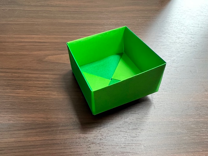 折り紙の正方形の箱を4枚で作る