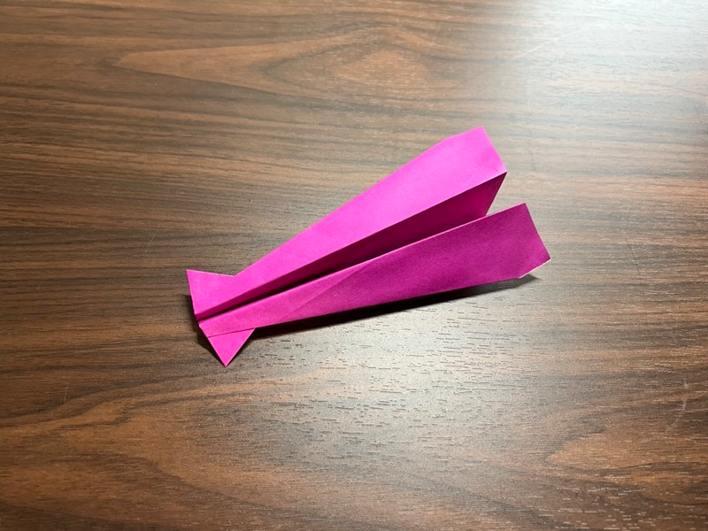 驚くほどよく飛ぶ紙飛行機の折り紙（イカ飛行機）