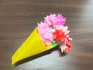 カーネーションの折り紙（簡単な花束）