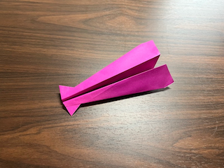 驚くほどよく飛ぶ紙飛行機の折り紙（イカ飛行機）